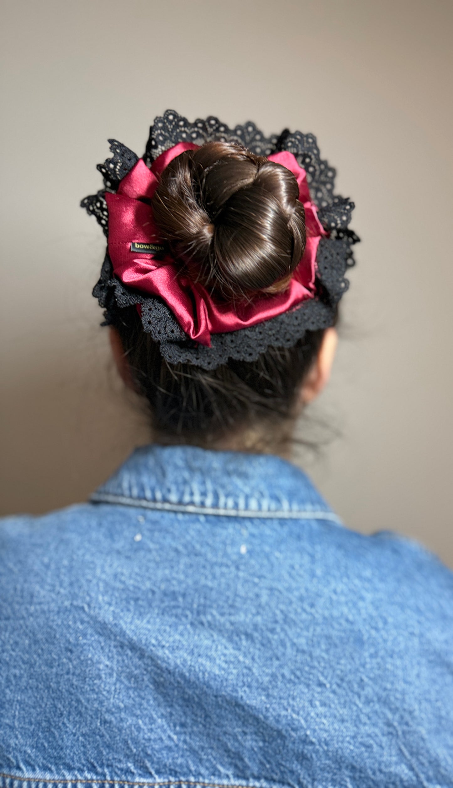 Flamengo scrunchie s krajkou.