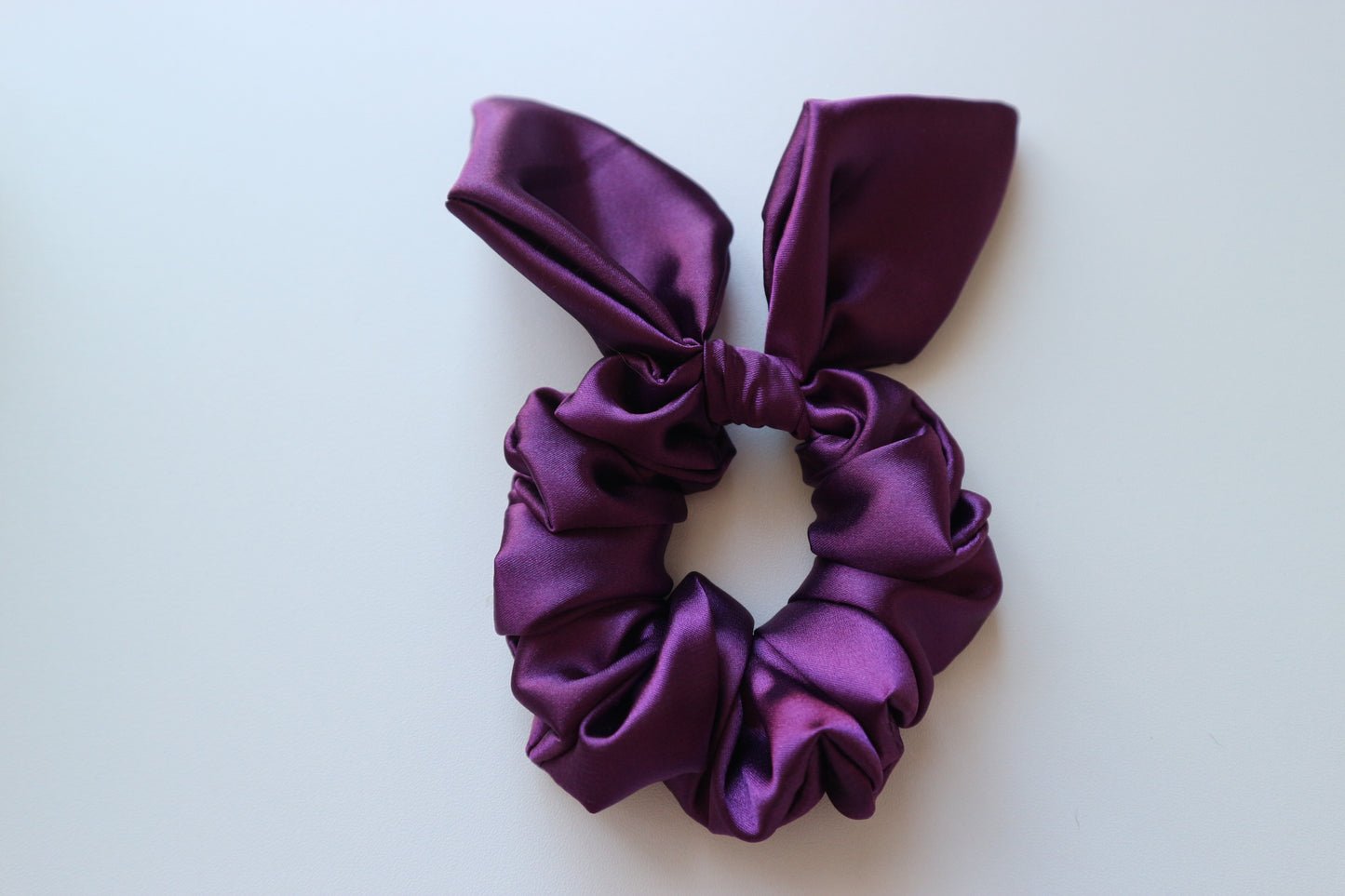 Royal Plum scrunchie s mašličkou