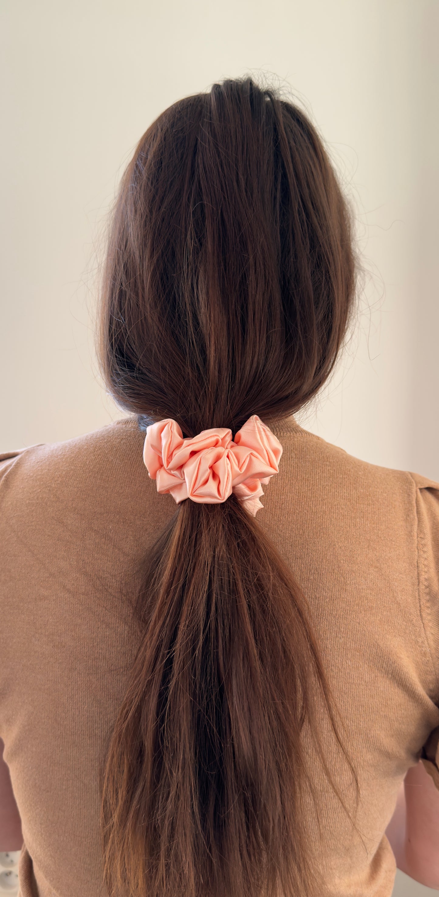 Peach Glow lososová scrunchie