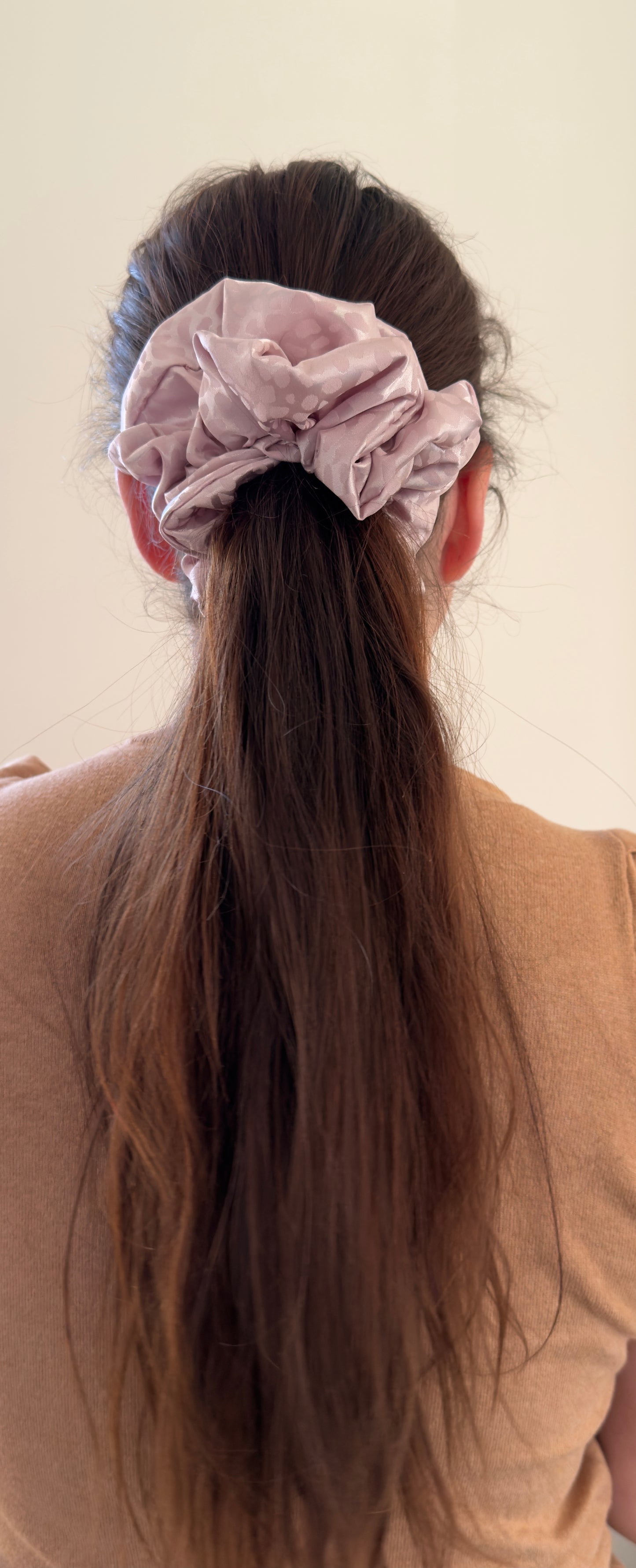 Wild Blush růžová leopardí scrunchie