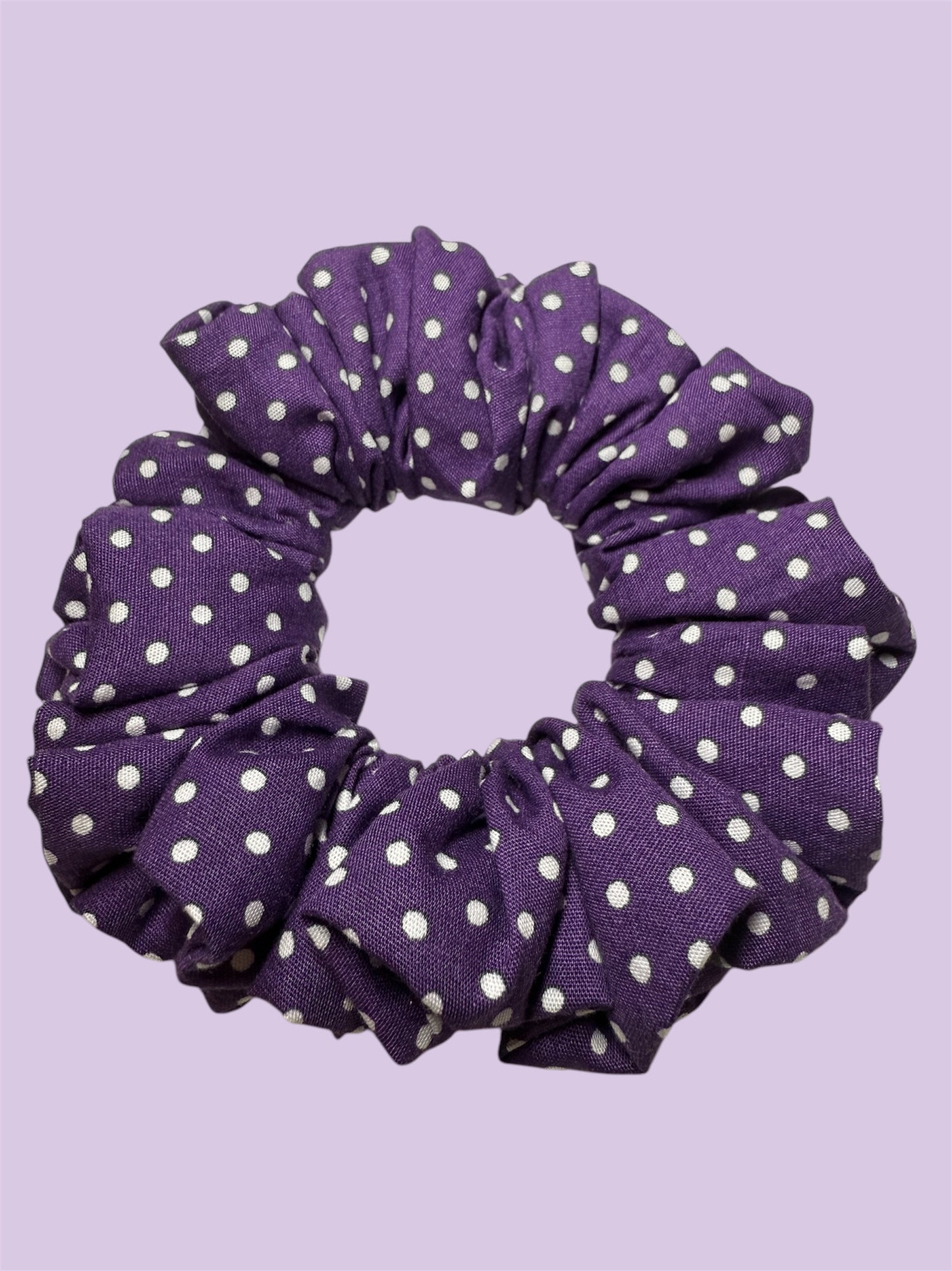 Lilac Dot scrunchie s puntíky.
