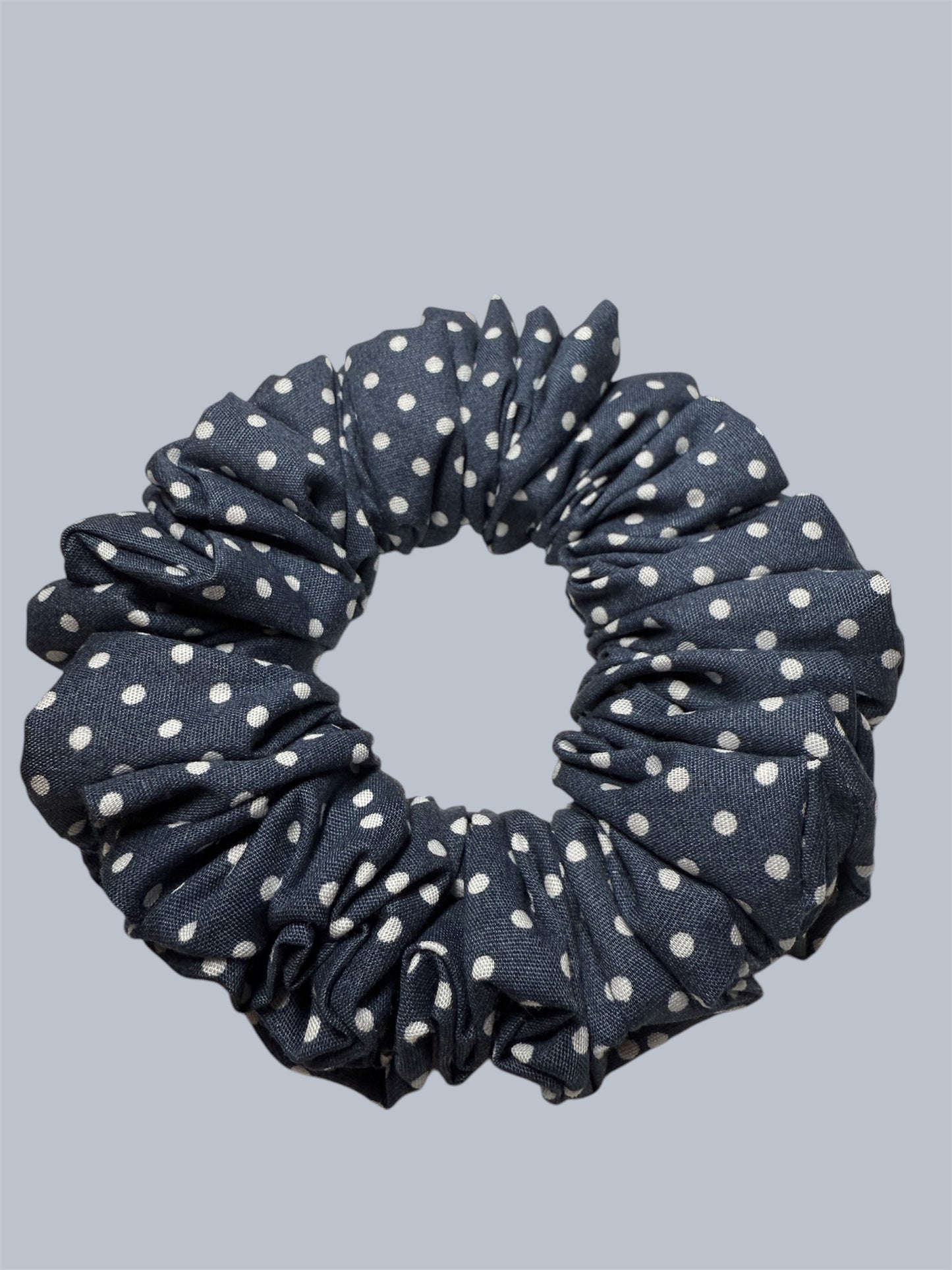 Sky dot scrunchie s puntíky.