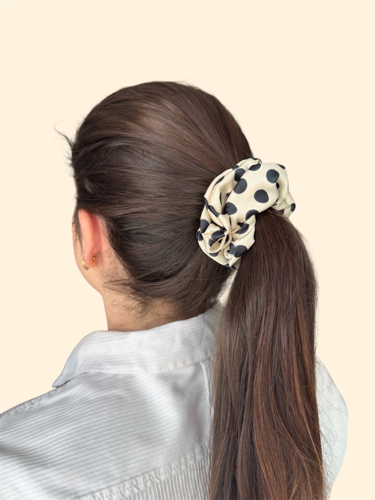 Bubble Dot Noir scrunchie s puntíky.