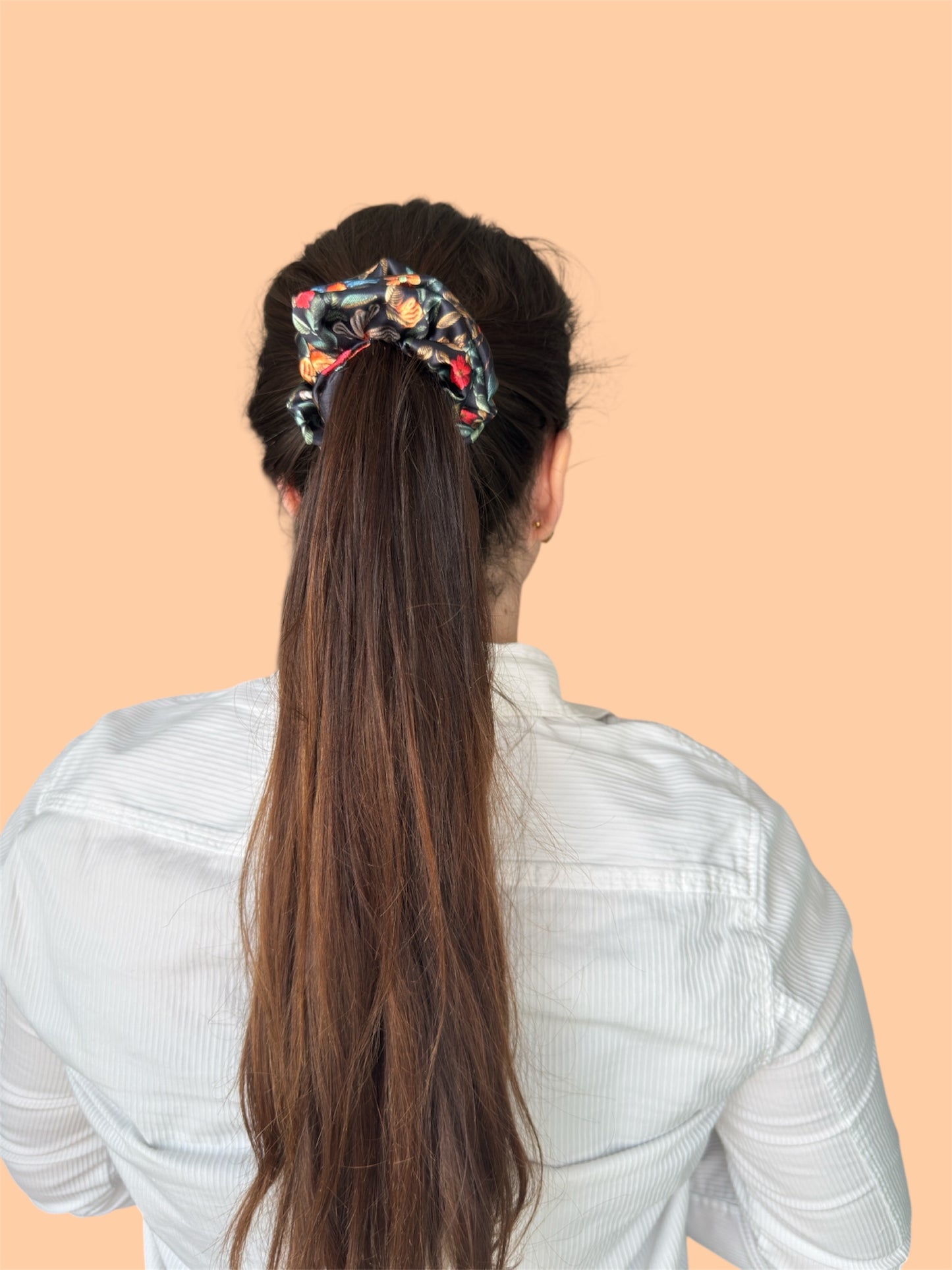 Midnight Meadow květinová scrunchie.