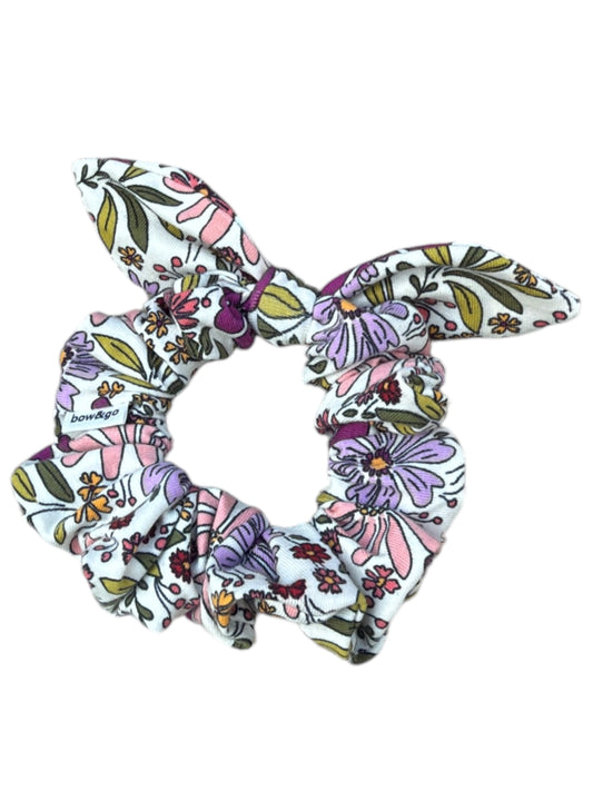 Bloomy Bow scrunchie s mašličkou.