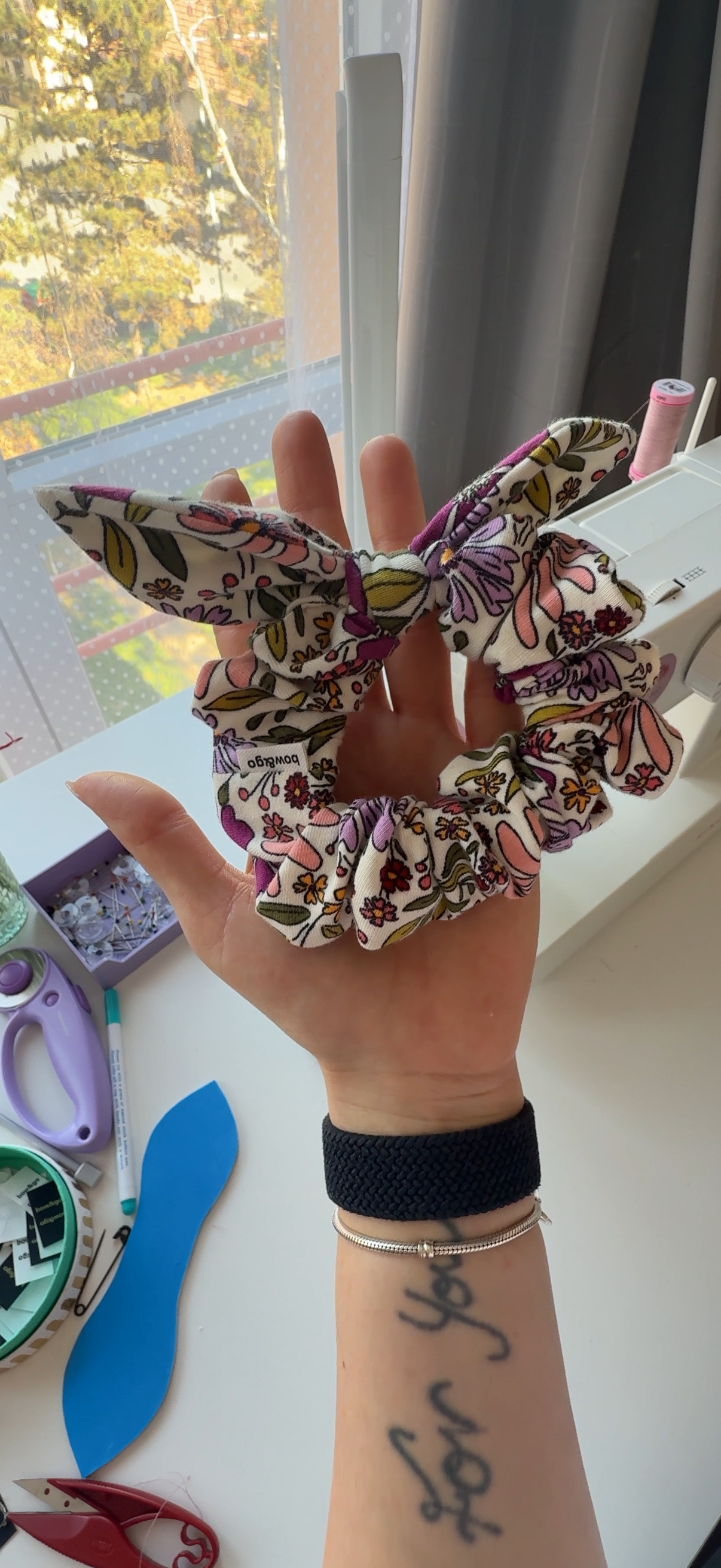 Bloomy Bow scrunchie s mašličkou.