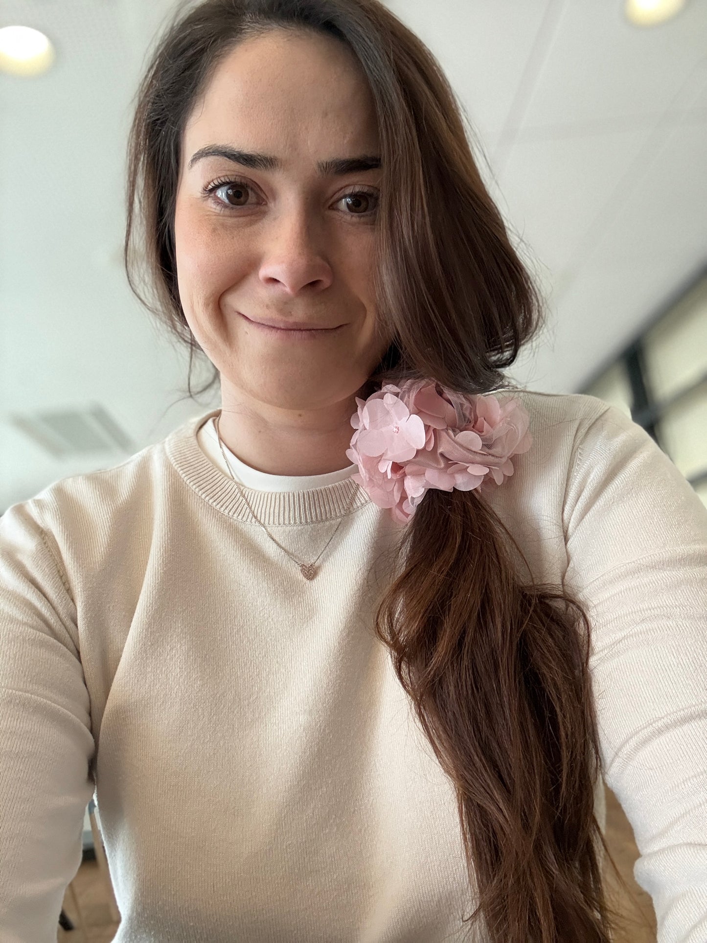 Blossom Whisper květinková scrunchie.