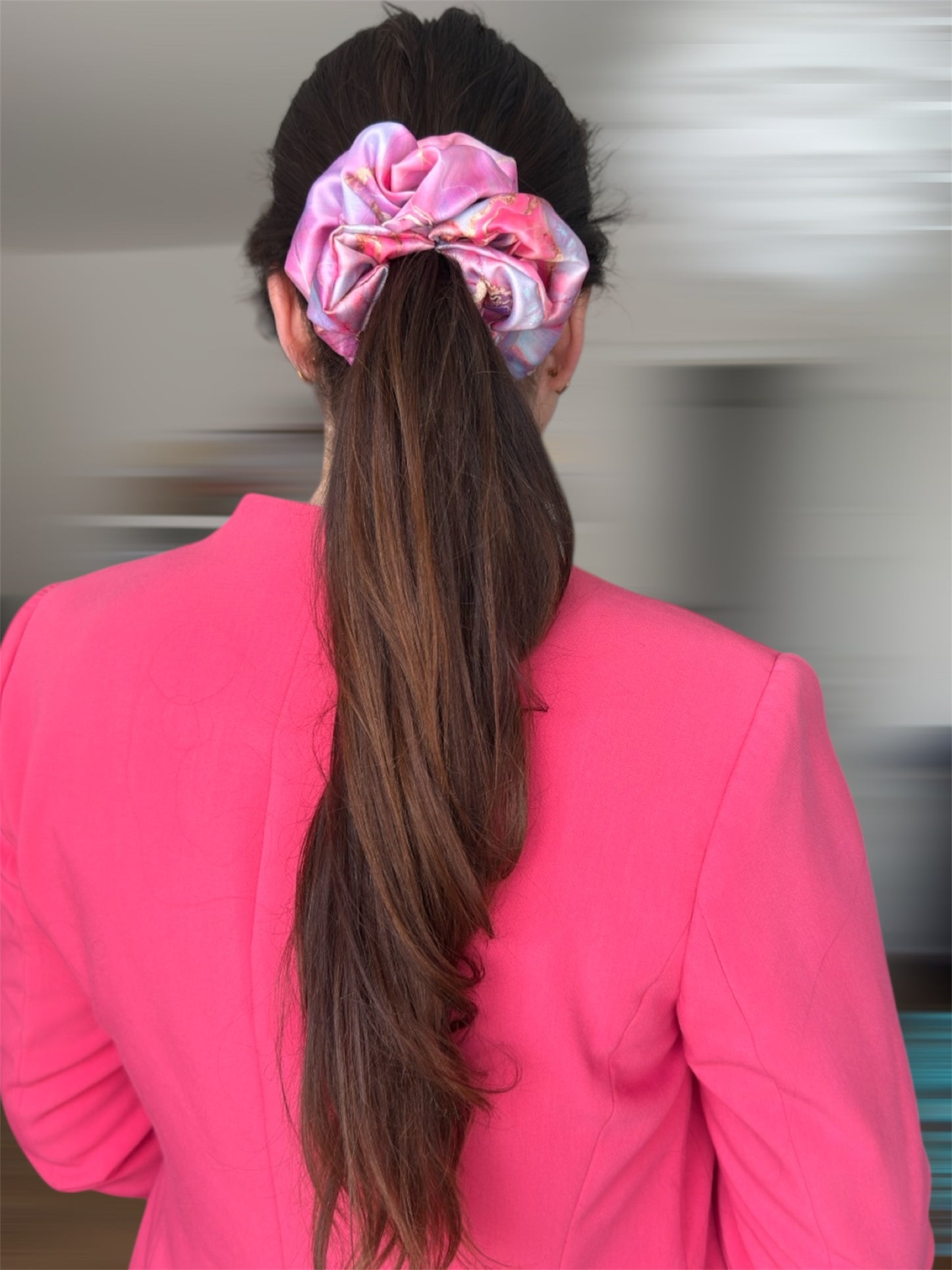 Bubble Rose scrunchie mramor.