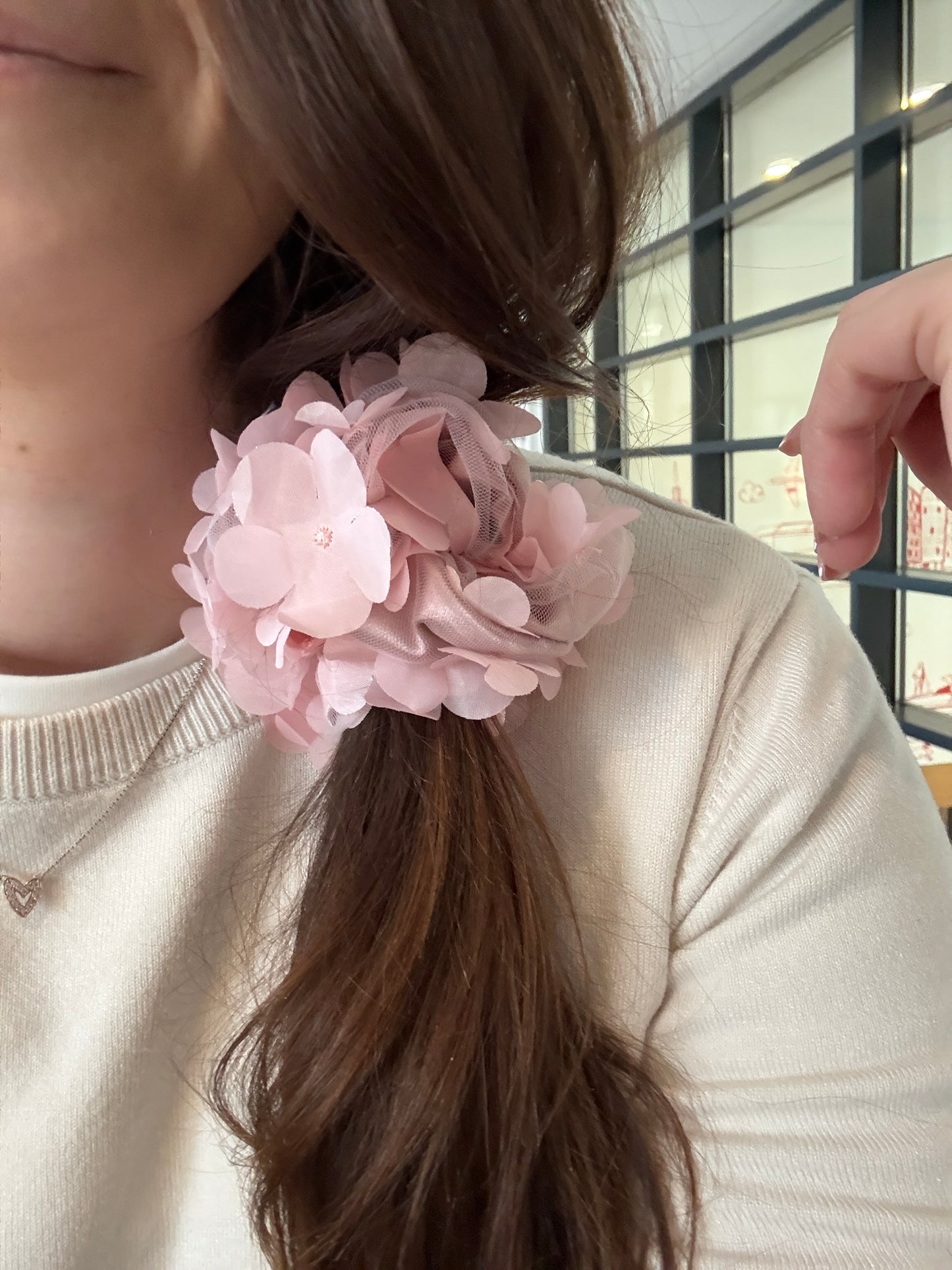 Blossom Whisper květinková scrunchie.