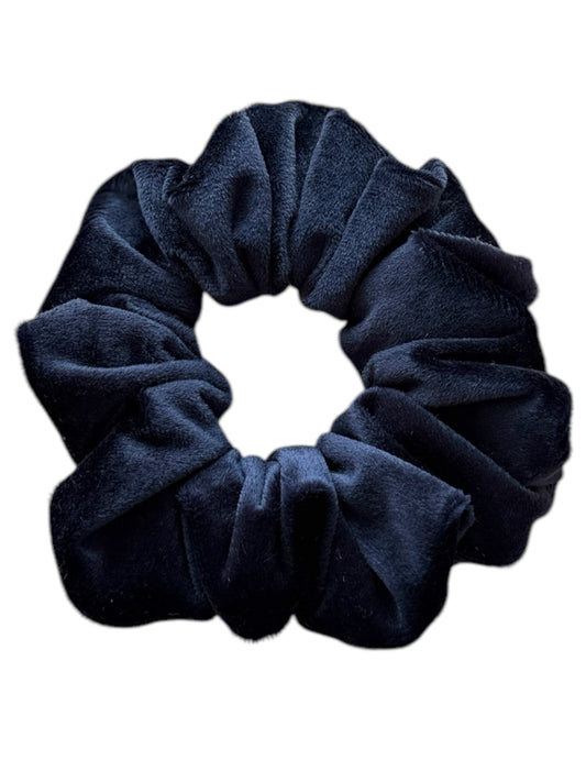 Sattie Blue sametová scrunchie.