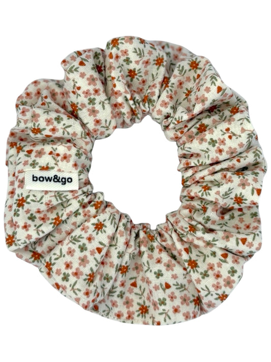 Meadow Whisper scrunchie s kvítky.