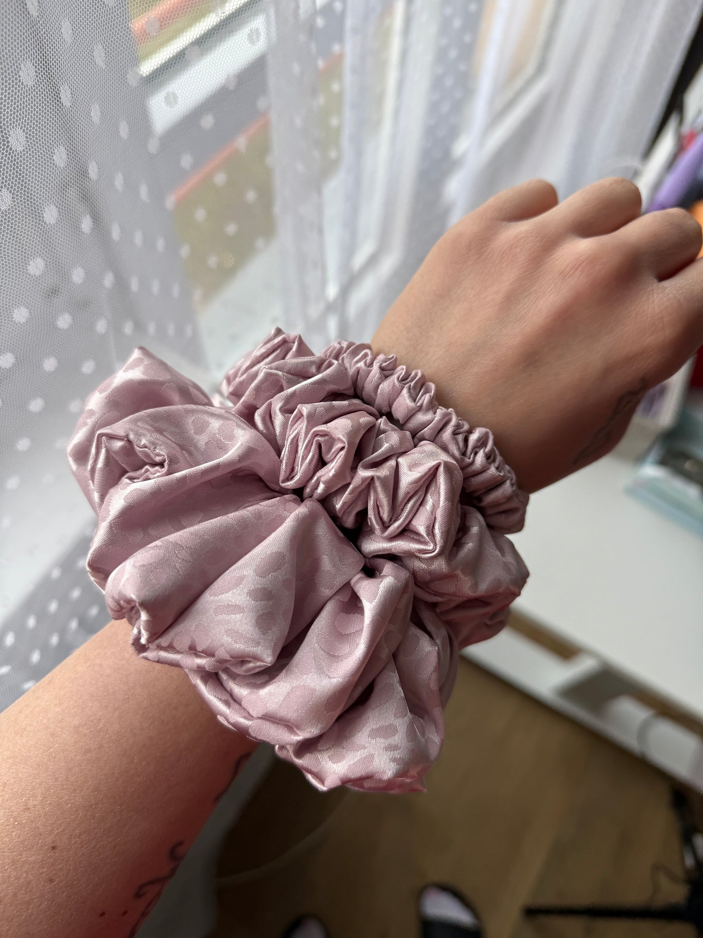 Wild Blush růžová leopardí scrunchie