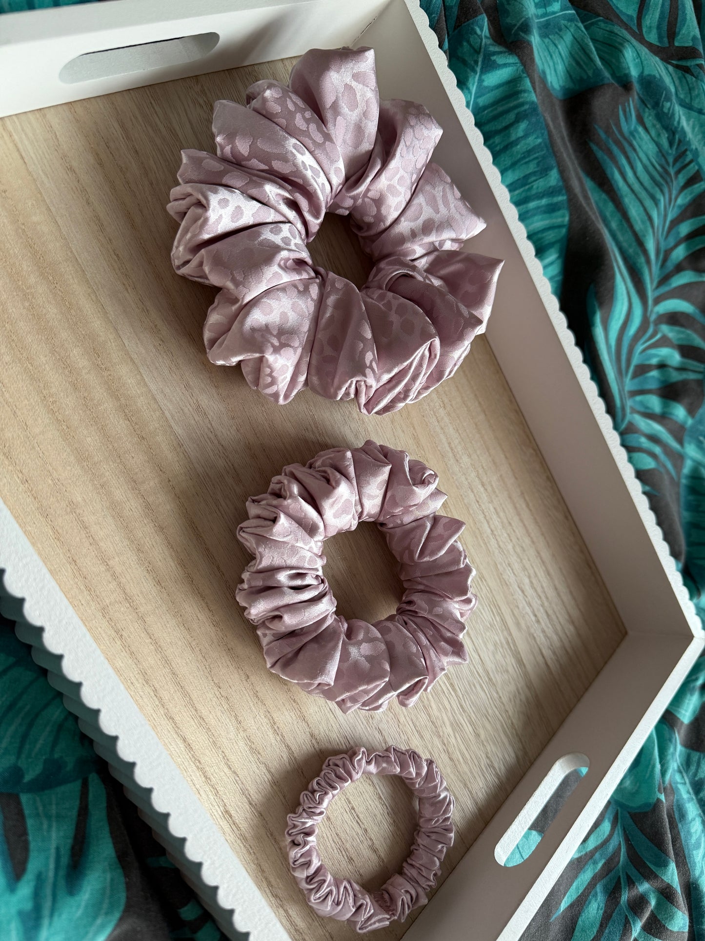 Wild Blush růžová leopardí scrunchie