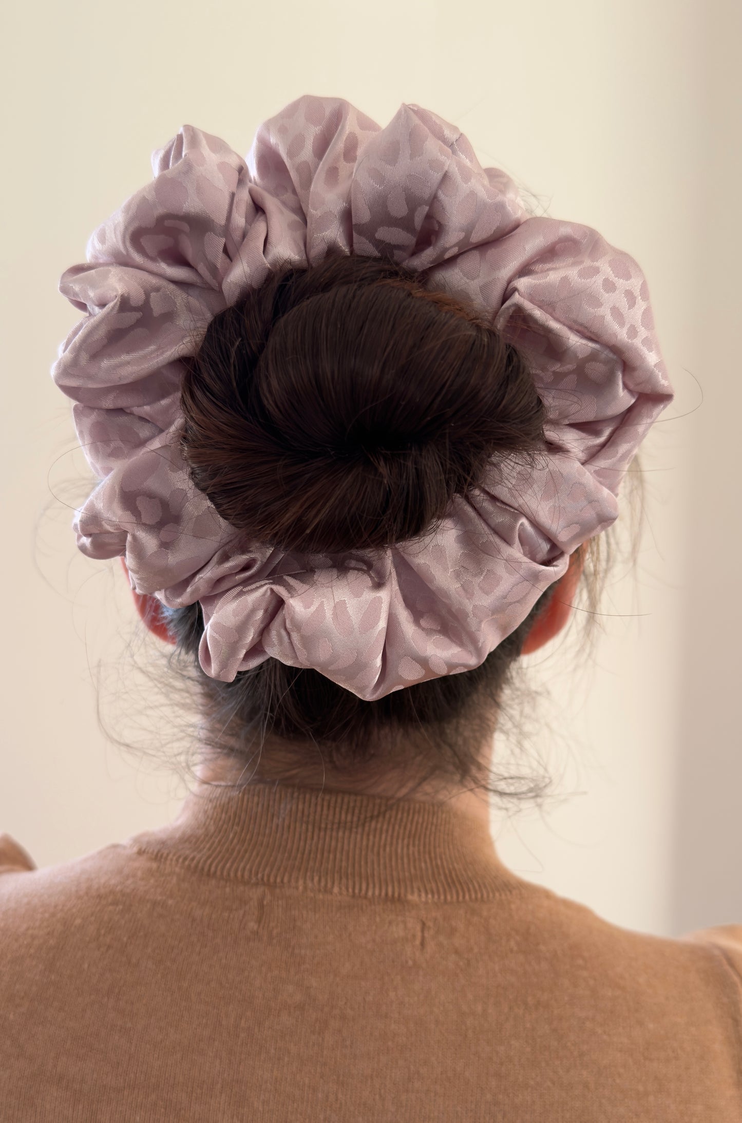 Wild Blush růžová leopardí scrunchie