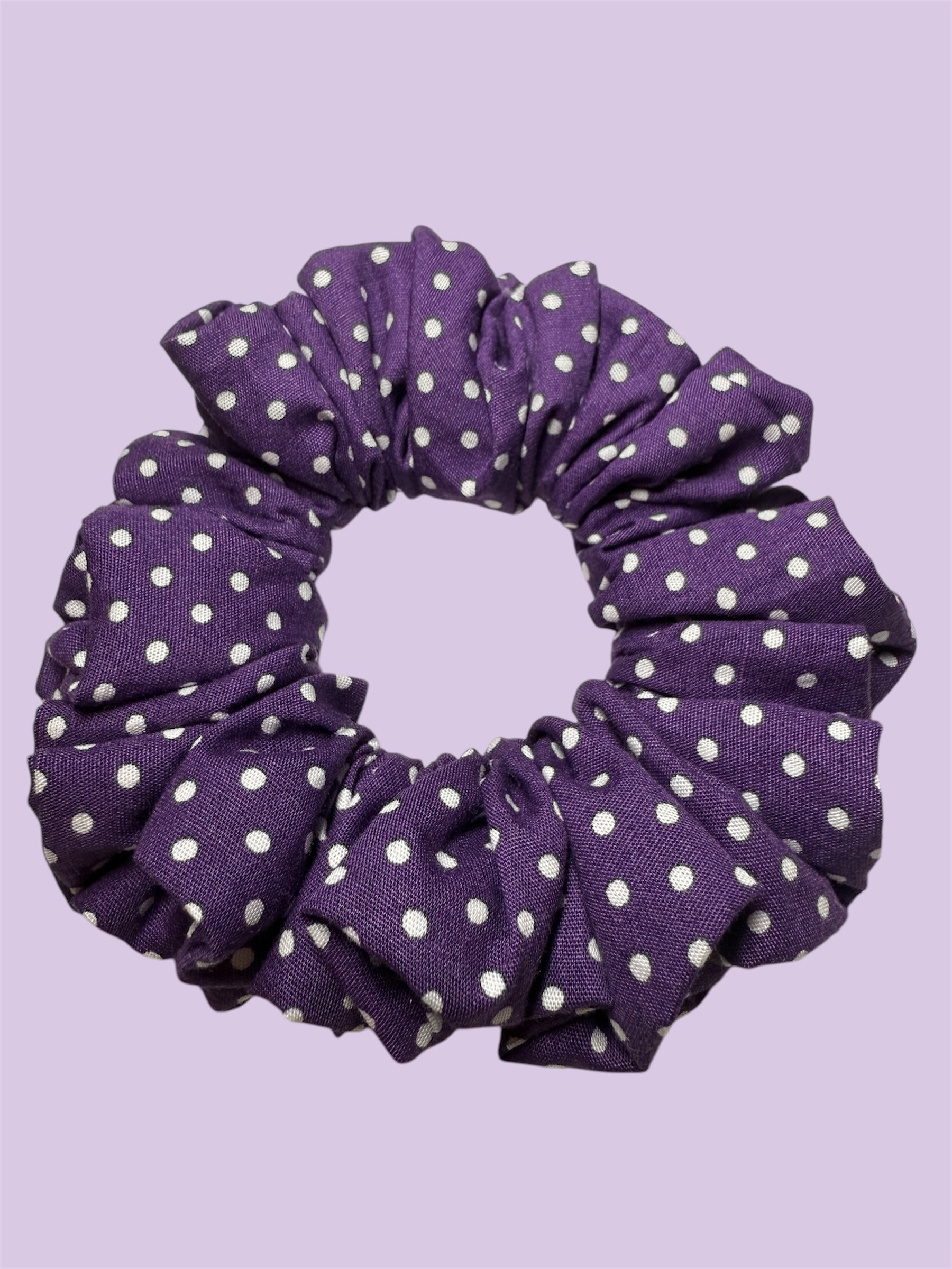 Lilac Dot scrunchie s puntíky.
