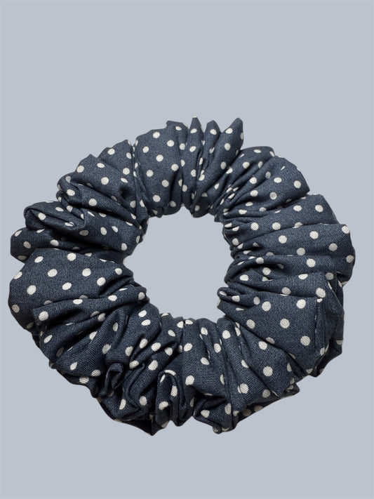 Sky dot scrunchie s puntíky.