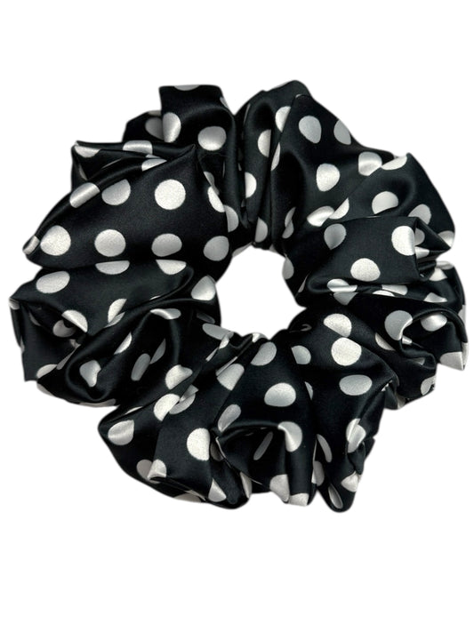 Bubble Dot Navy scrunchie s puntíky.