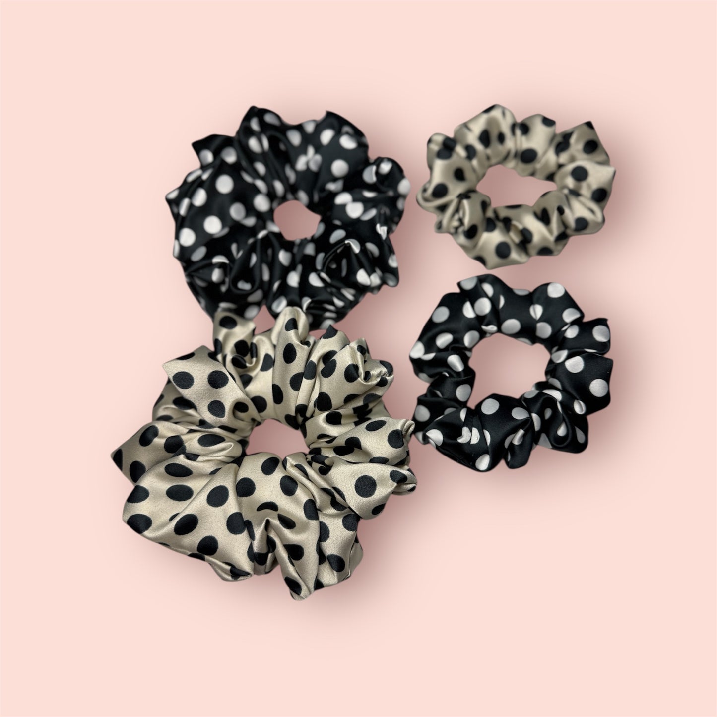 Bubble Dot Navy scrunchie s puntíky.