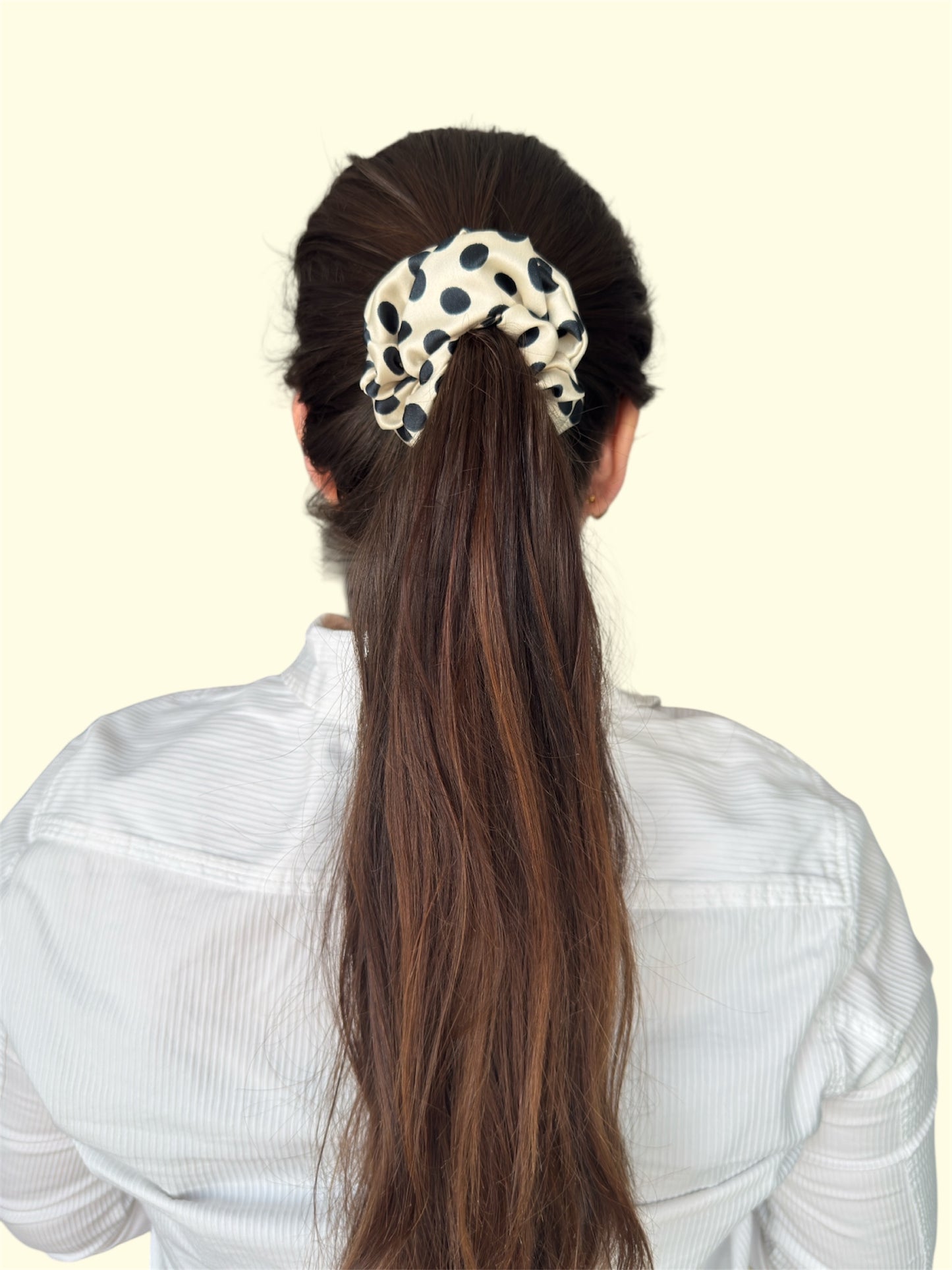 Bubble Dot Noir scrunchie s puntíky.