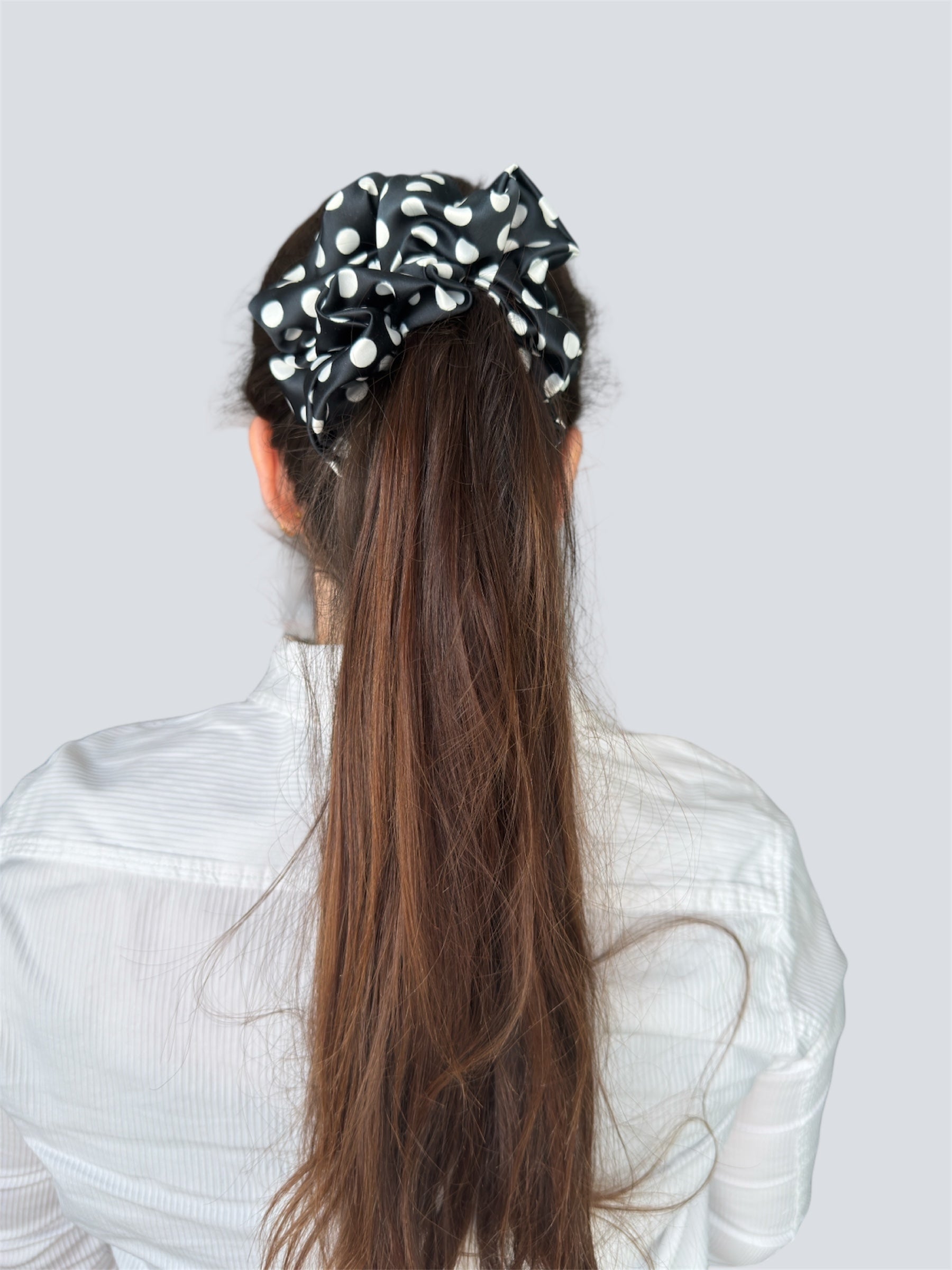 Bubble Dot Navy scrunchie s puntíky.