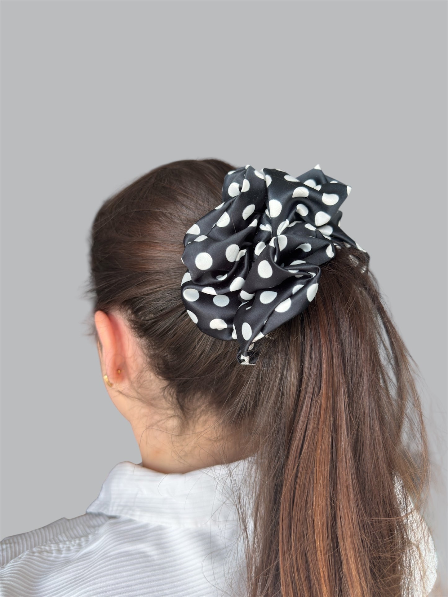 Bubble Dot Navy scrunchie s puntíky.