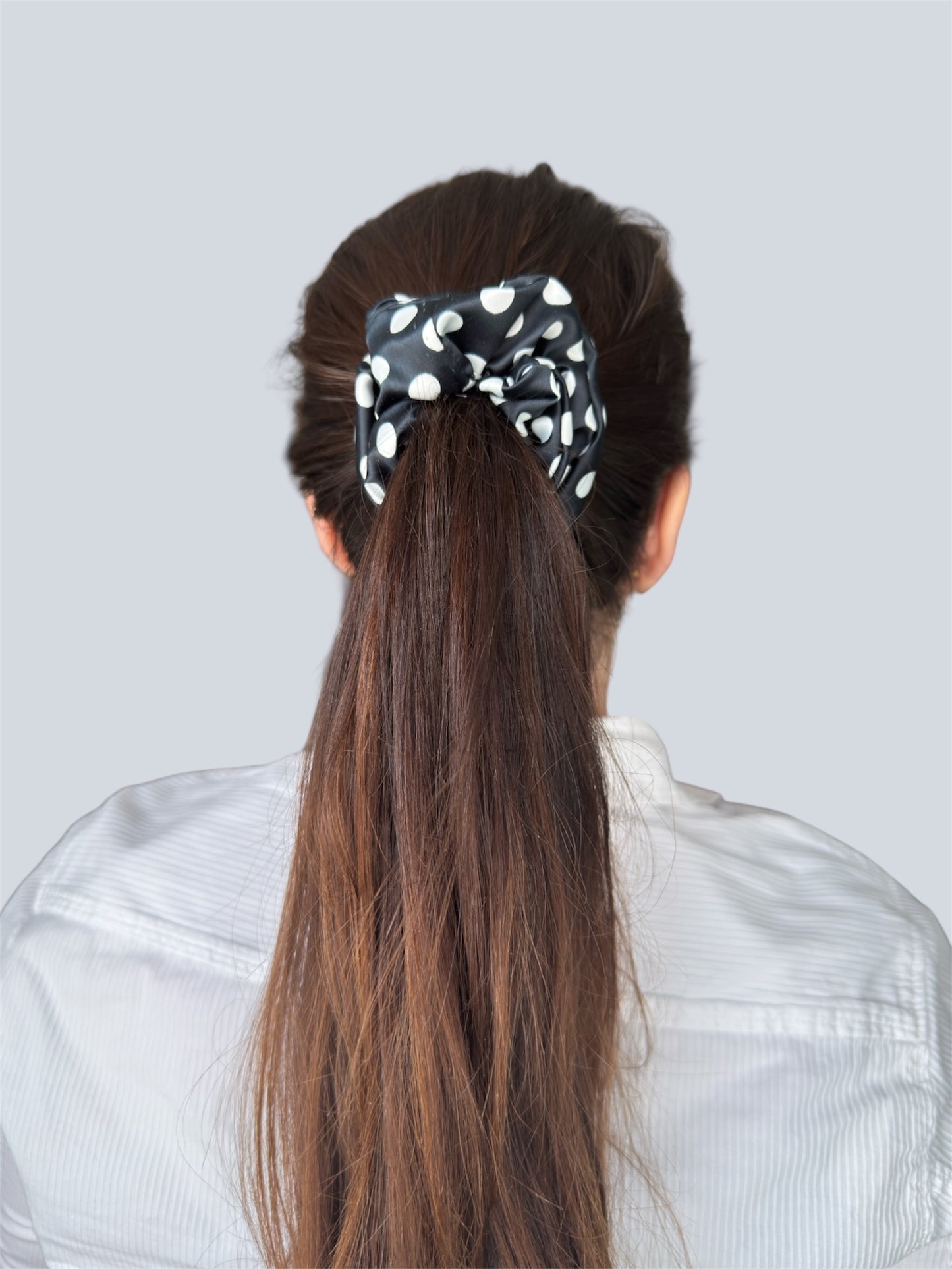 Bubble Dot Navy scrunchie s puntíky.