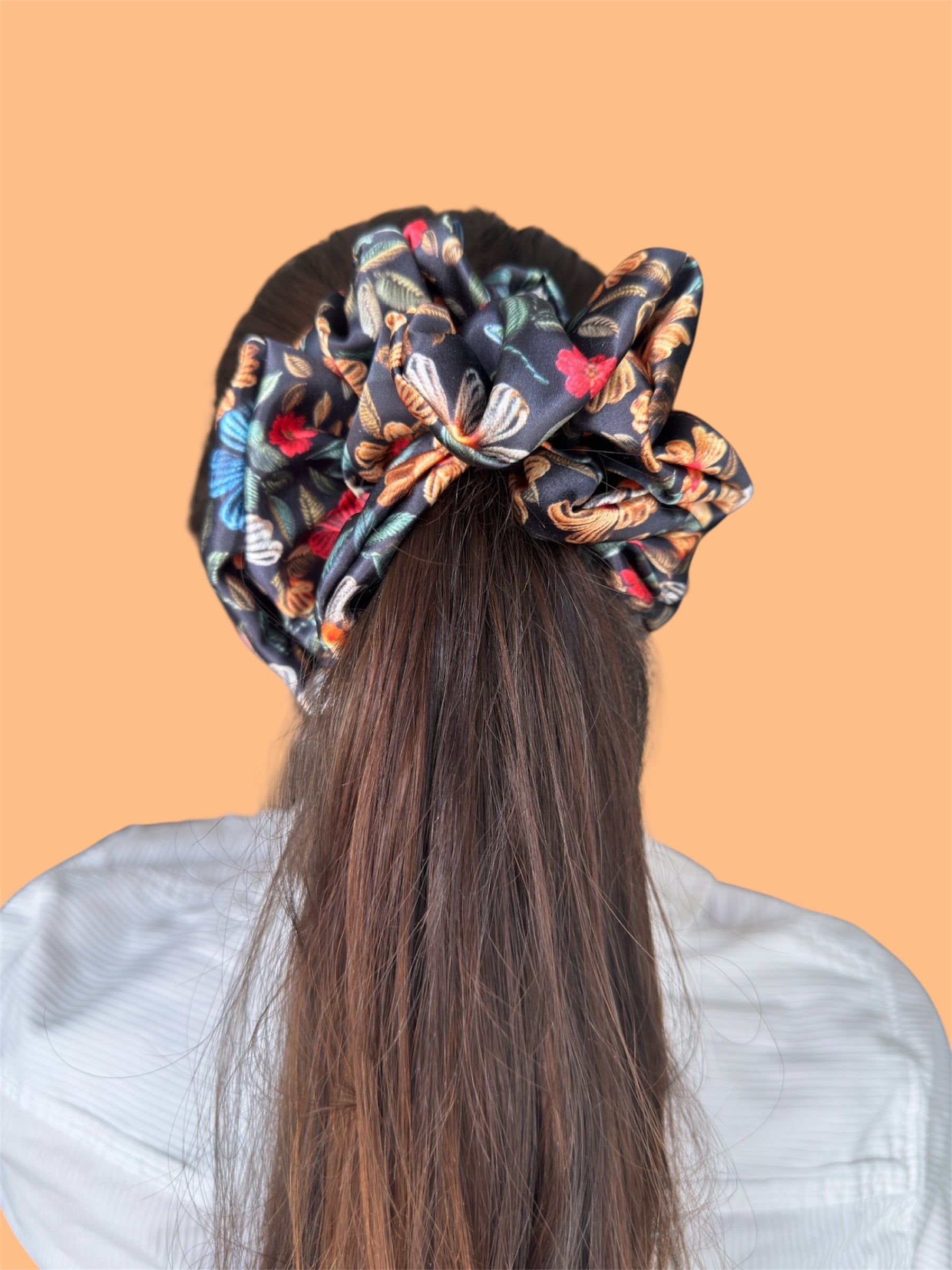 Midnight Meadow květinová scrunchie.