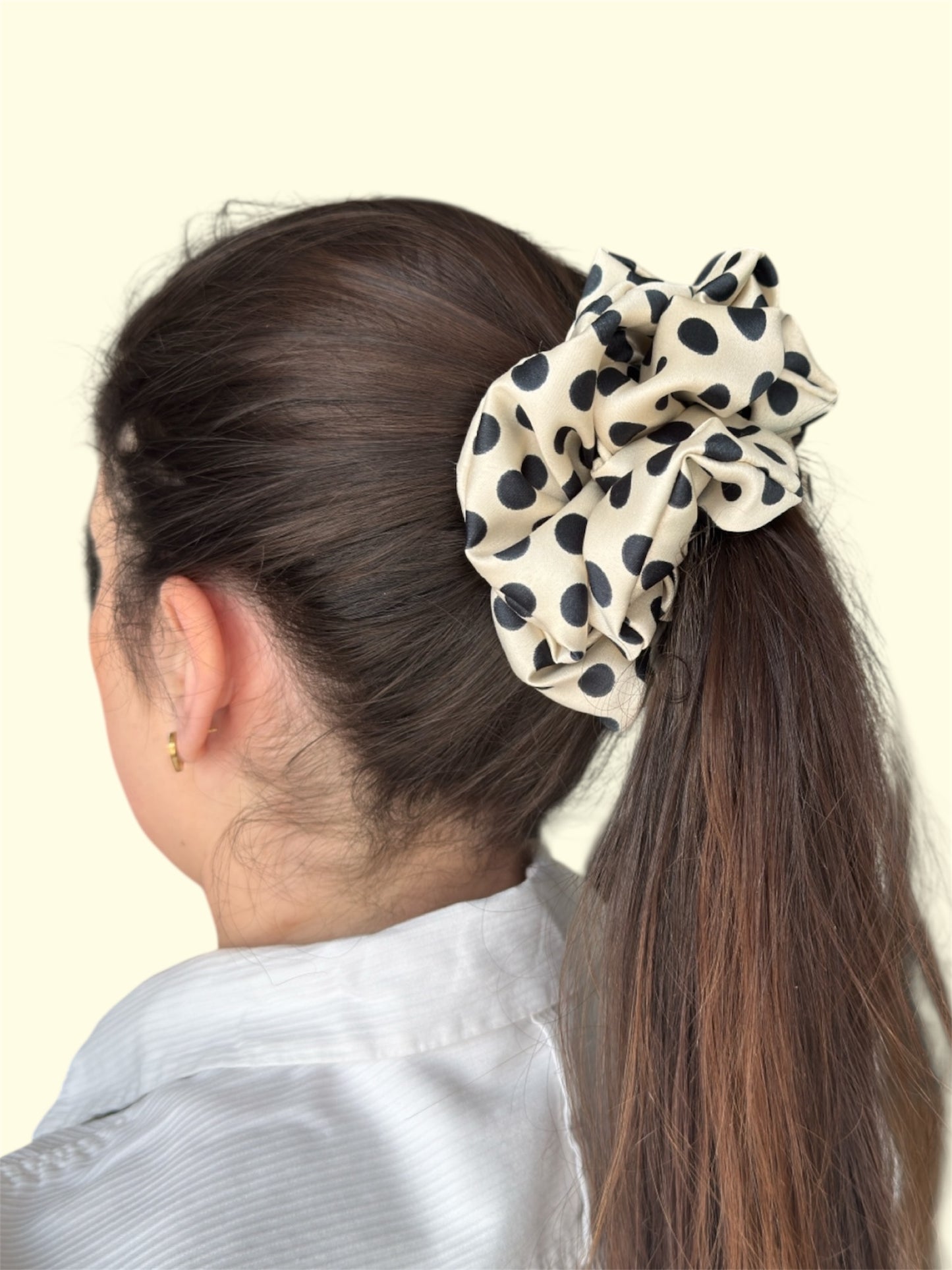 Bubble Dot Noir scrunchie s puntíky.