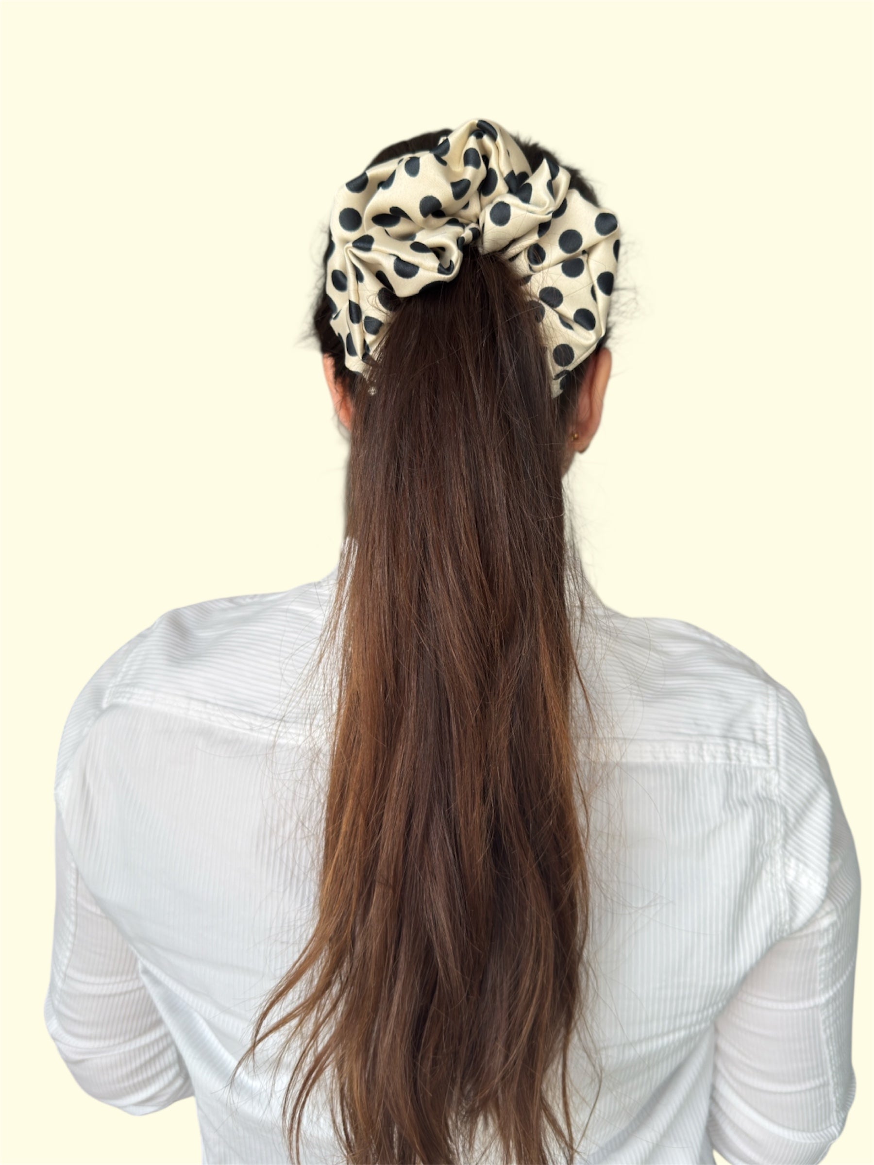 Bubble Dot Noir scrunchie s puntíky.